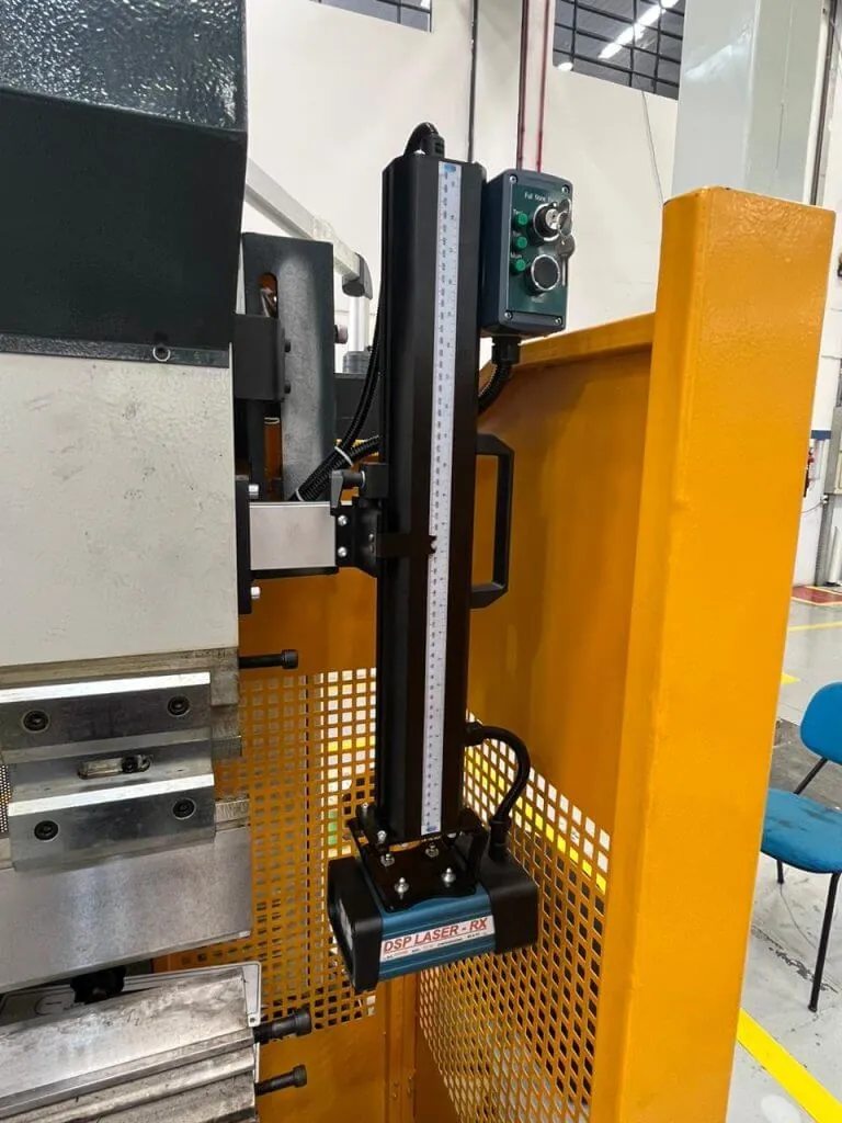 Sistema de proteção a laser montado em dobradeira, ao lado de proteção lateral em chapa perfurada amarela